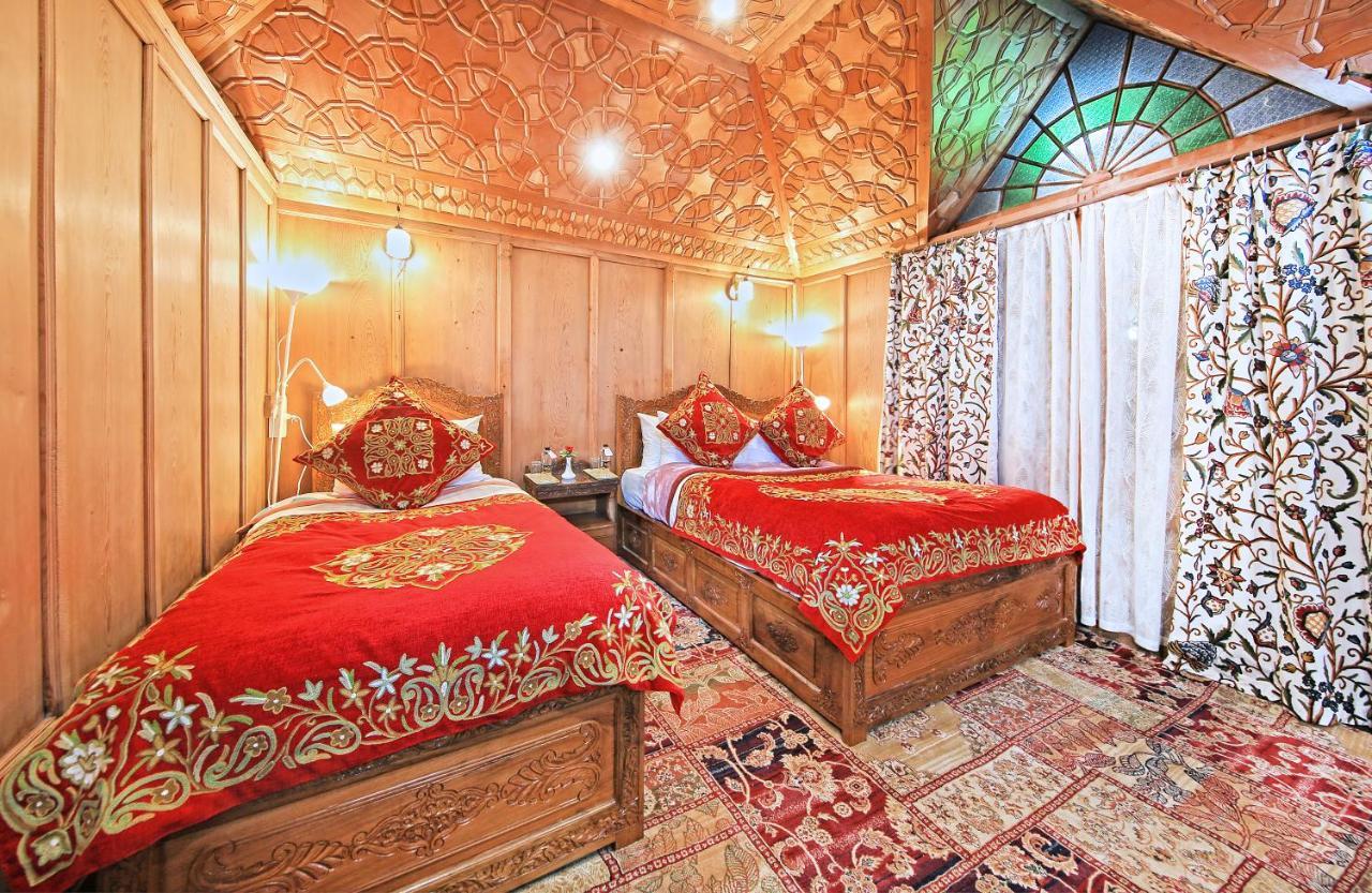 Hotel Kolu Group Of Houseboats à Srīnagar Extérieur photo
