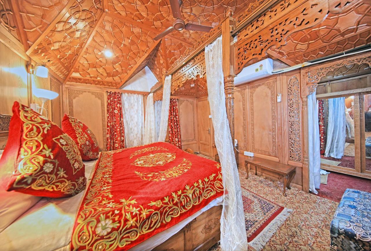 Hotel Kolu Group Of Houseboats à Srīnagar Extérieur photo