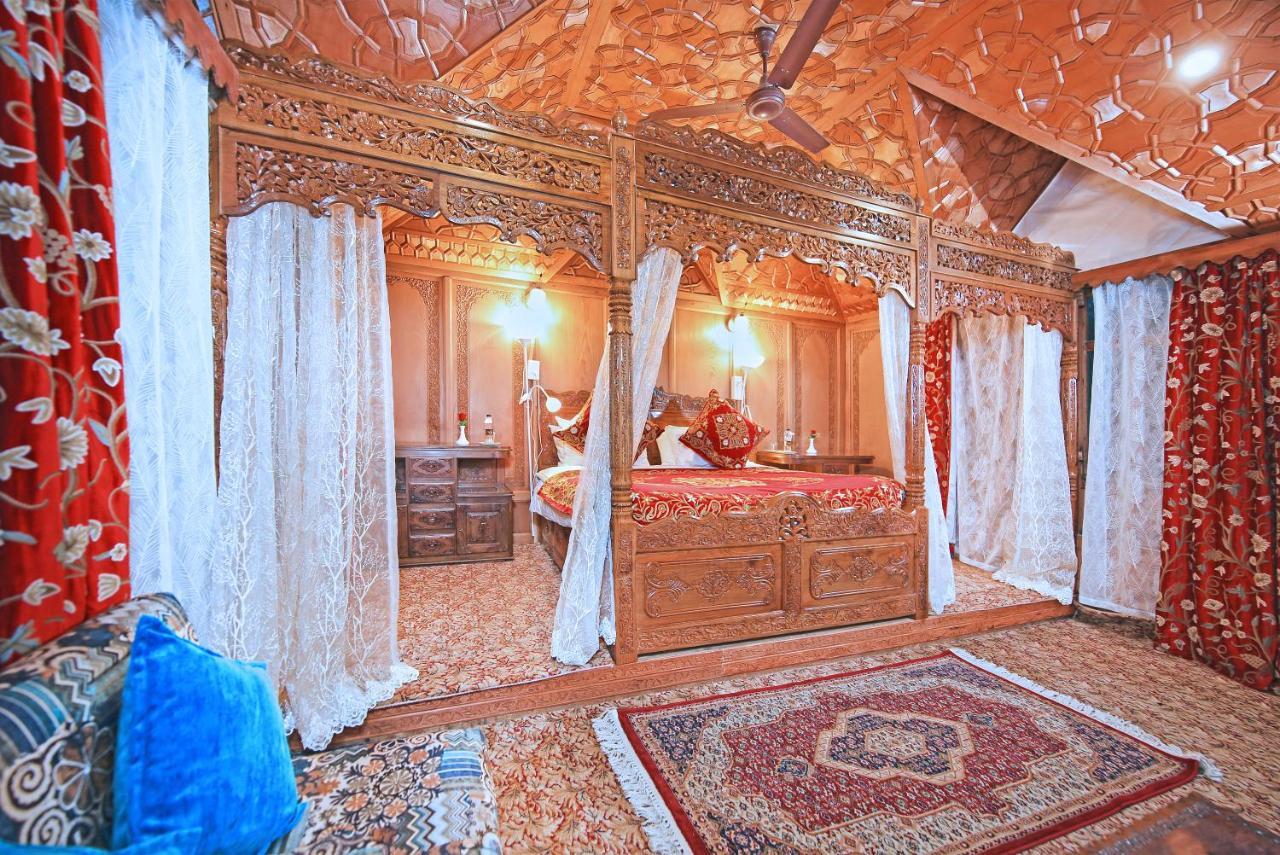 Hotel Kolu Group Of Houseboats à Srīnagar Extérieur photo