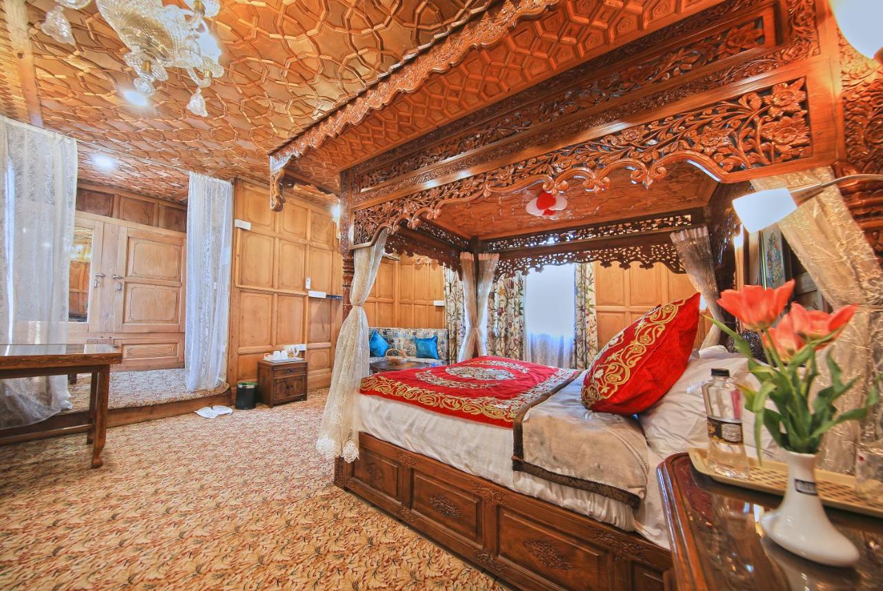 Hotel Kolu Group Of Houseboats à Srīnagar Extérieur photo