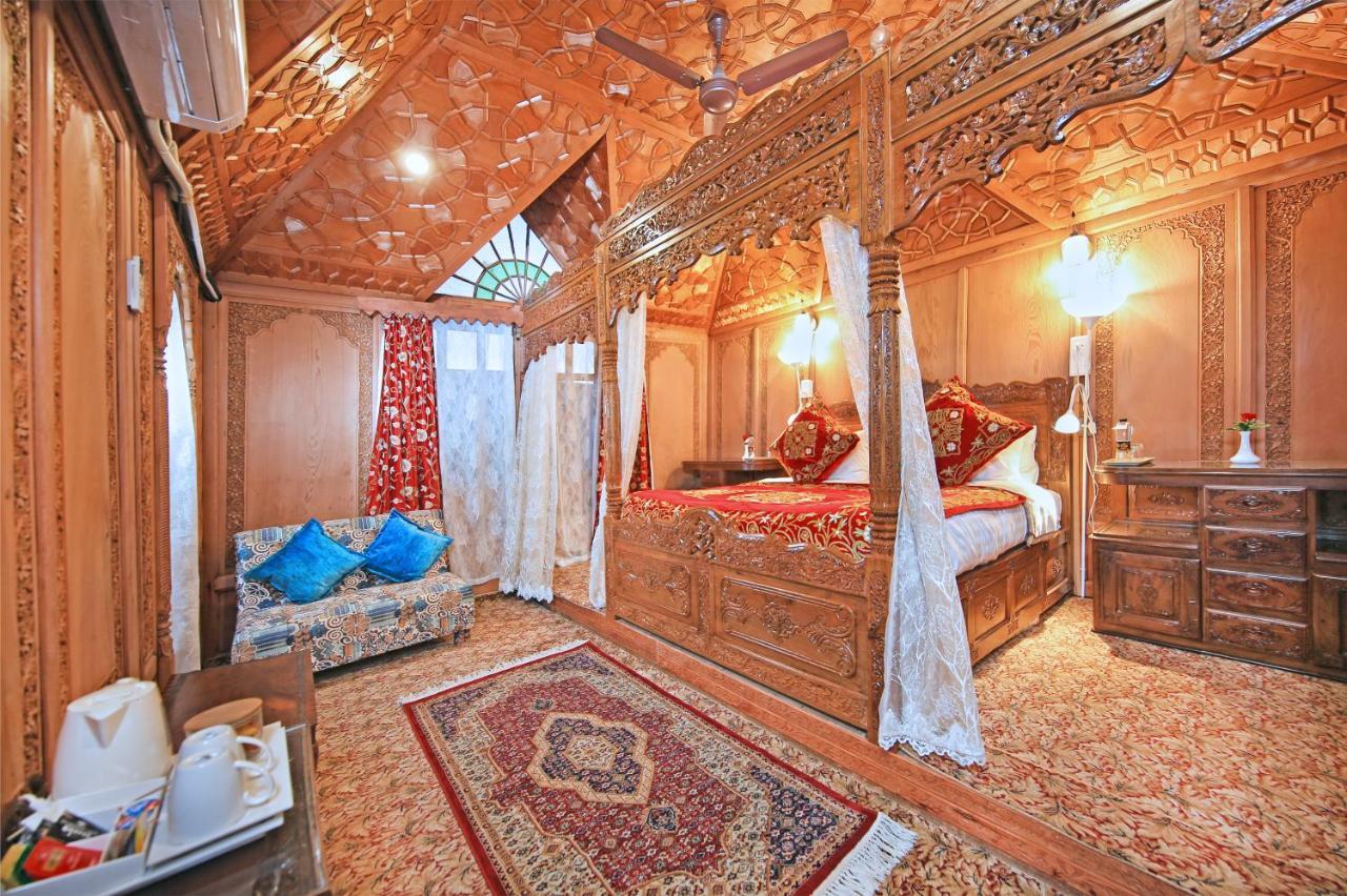 Hotel Kolu Group Of Houseboats à Srīnagar Extérieur photo